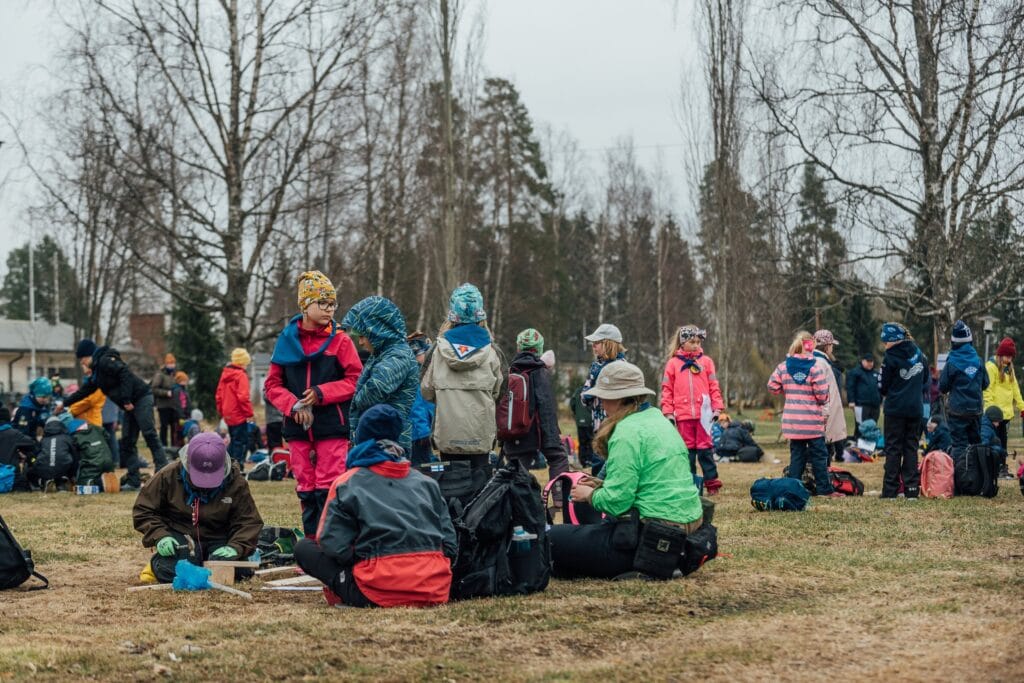 Sudenpentuja rakentelurastilla Hapsu-kisoissa.
