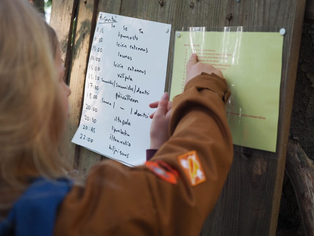 Partiolainen lukee ohjeita ilmoitustaululta