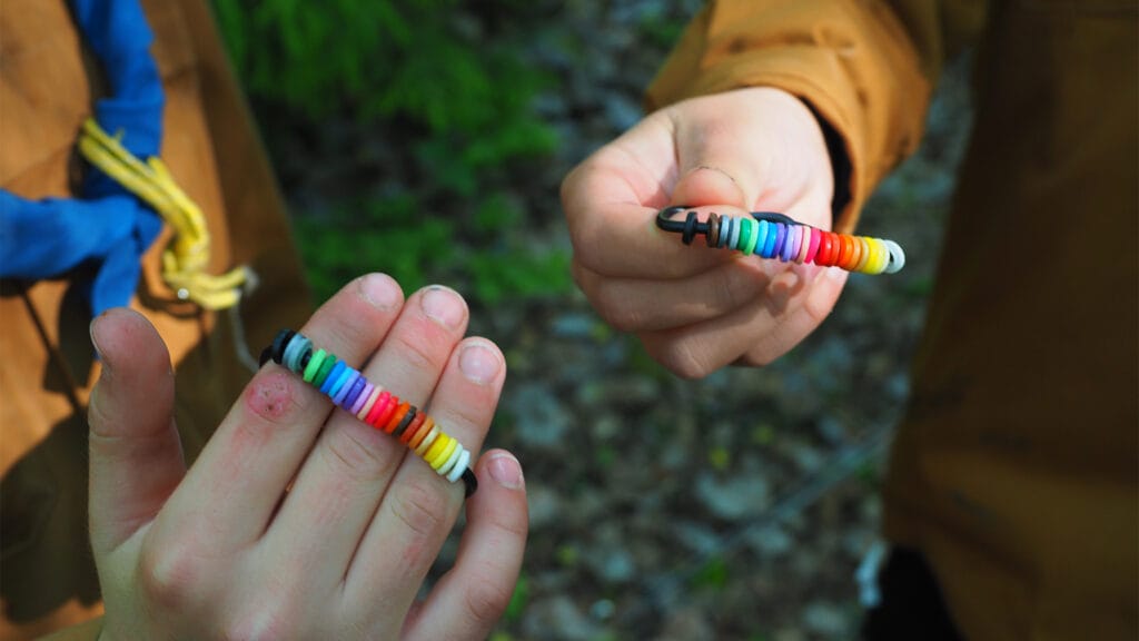 Yhdessä -kesäleirin huivikorut käsissä.