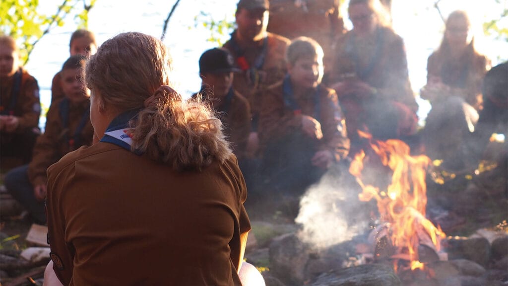 Tunnelmallinen nuotio loimuaa iltanuotion keskellä.